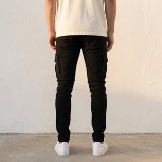 Pantalon cargo en denim noir porté, vue de dos