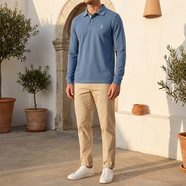 Polo manches longues bleu porté, vue de face